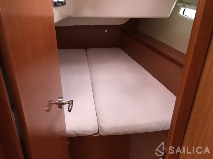 Oceanis 43 - Yacht Charter Sailica