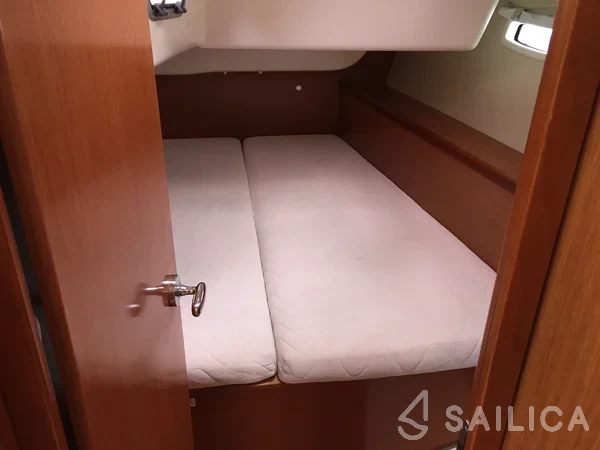 Oceanis 43 - Yacht Charter Sailica