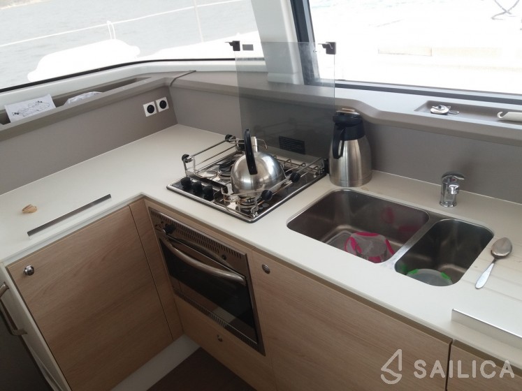 Bali 4.1 - Yacht Charter Sailica