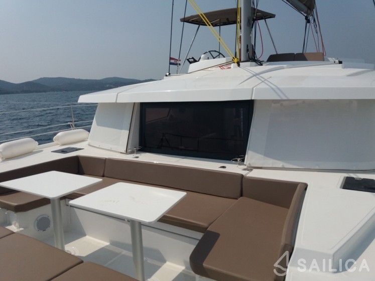 Bali 4.1 - Yacht Charter Sailica