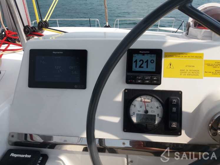 Bali 4.1 - Yacht Charter Sailica