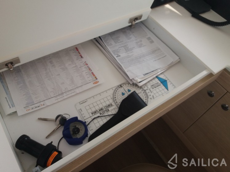 Bali 4.1 - Yacht Charter Sailica