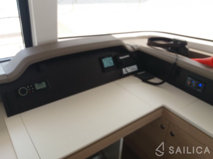 Bali 4.1 - Yacht Charter Sailica
