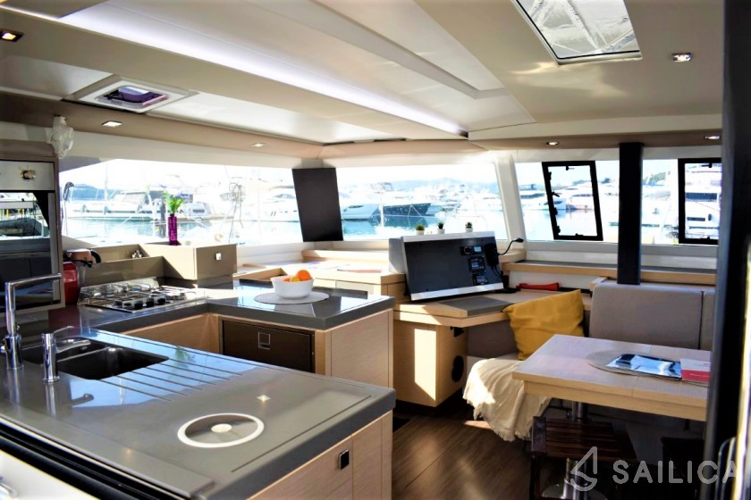 Astréa 42 - Yacht Charter Sailica