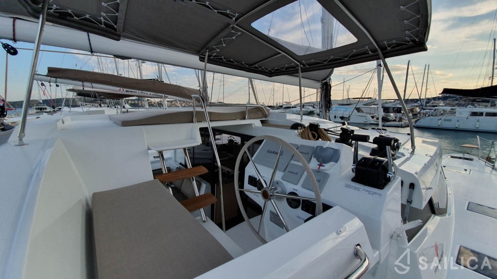 Astréa 42 - Yacht Charter Sailica