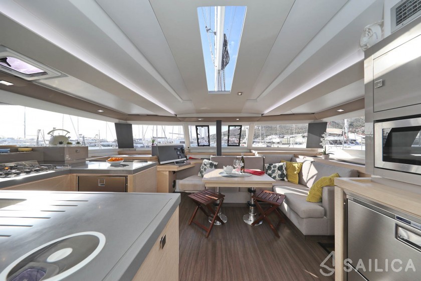 Astréa 42 - Yacht Charter Sailica
