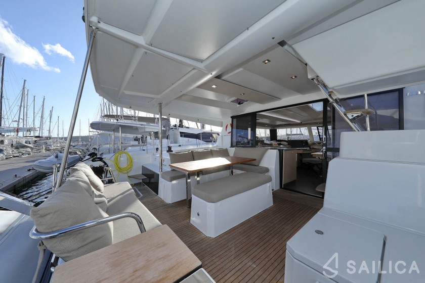 Astréa 42 - Yacht Charter Sailica