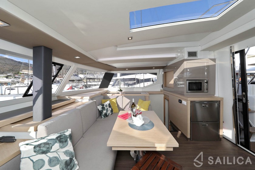 Astréa 42 - Yacht Charter Sailica