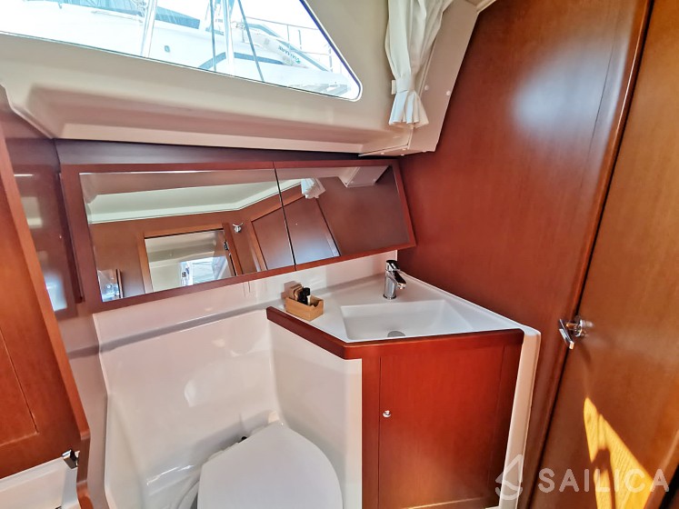 Oceanis 41.1 - Yacht Charter Sailica