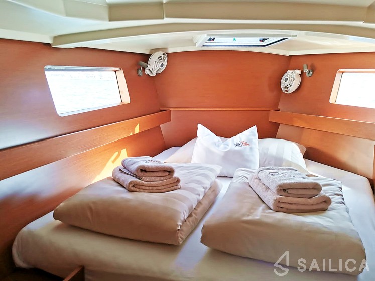Oceanis 41.1 - Yacht Charter Sailica