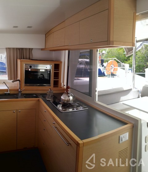 Lagoon 400 S2 - Yacht Charter Sailica