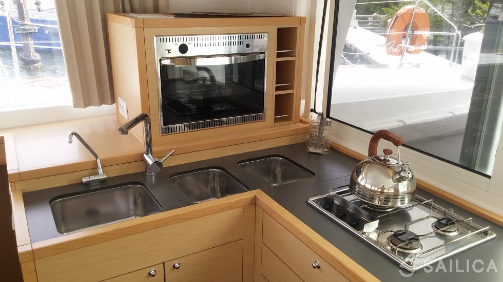 Lagoon 400 S2 - Yacht Charter Sailica