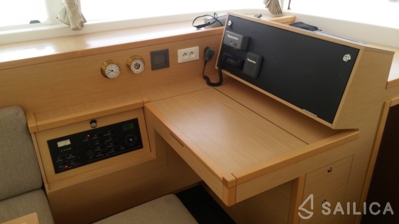 Lagoon 400 S2 - Yacht Charter Sailica