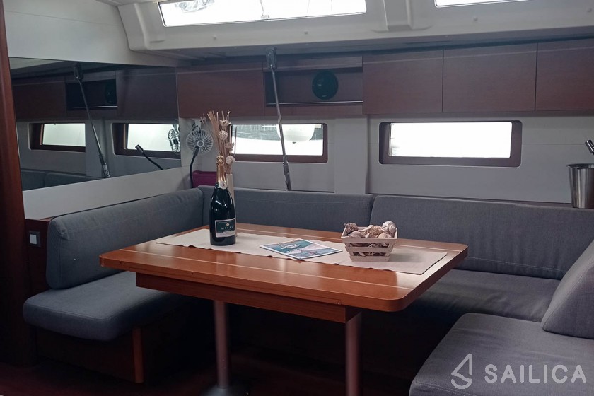 Oceanis 51.1 - Yacht Charter Sailica