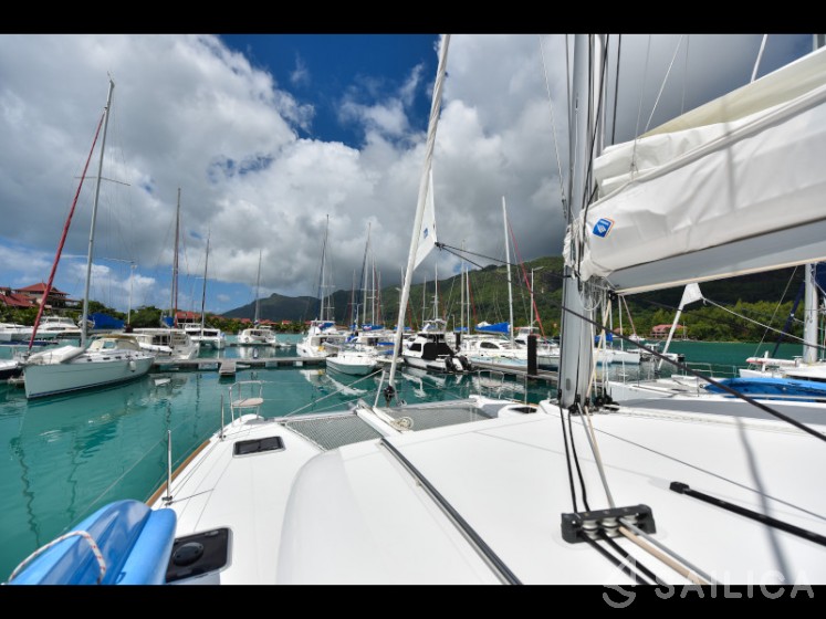 Lagoon 400 S2 - Yacht Charter Sailica
