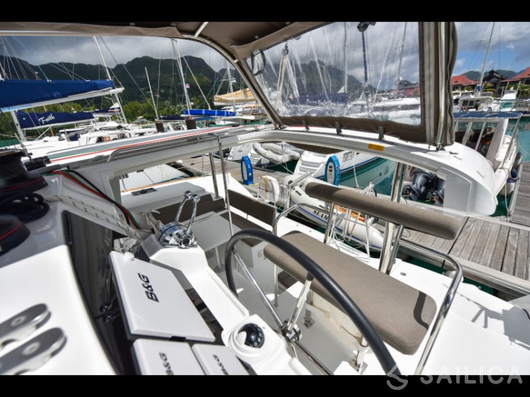 Lagoon 400 S2 - Yacht Charter Sailica