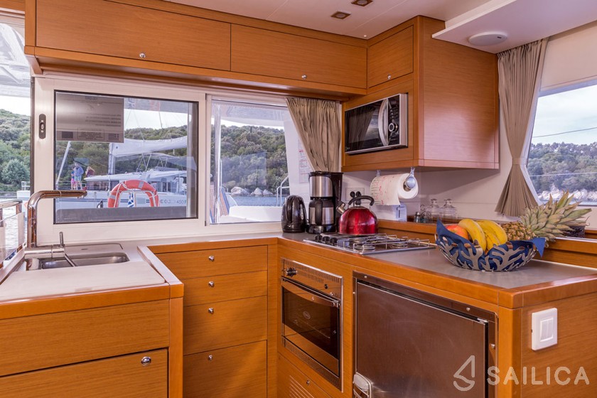 Lagoon 450 - Yacht Charter Sailica