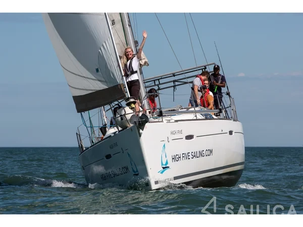 Oceanis 43 - Yacht Charter Sailica