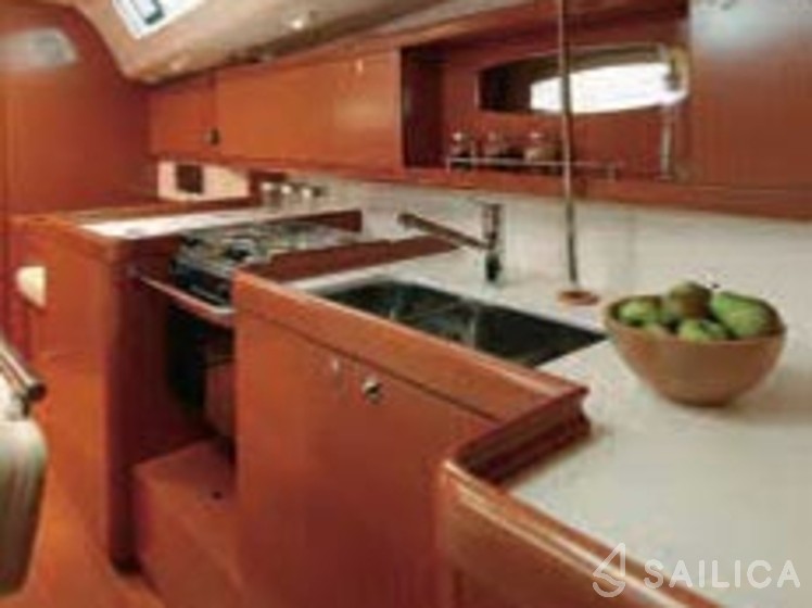 Oceanis 43 - Yacht Charter Sailica
