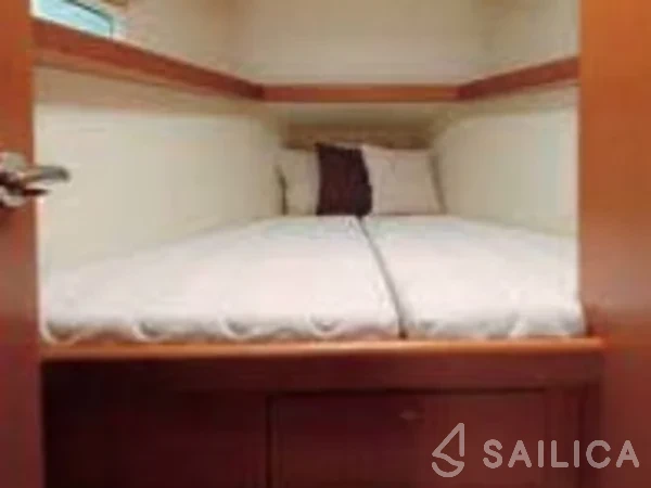 Oceanis 43 - Yacht Charter Sailica