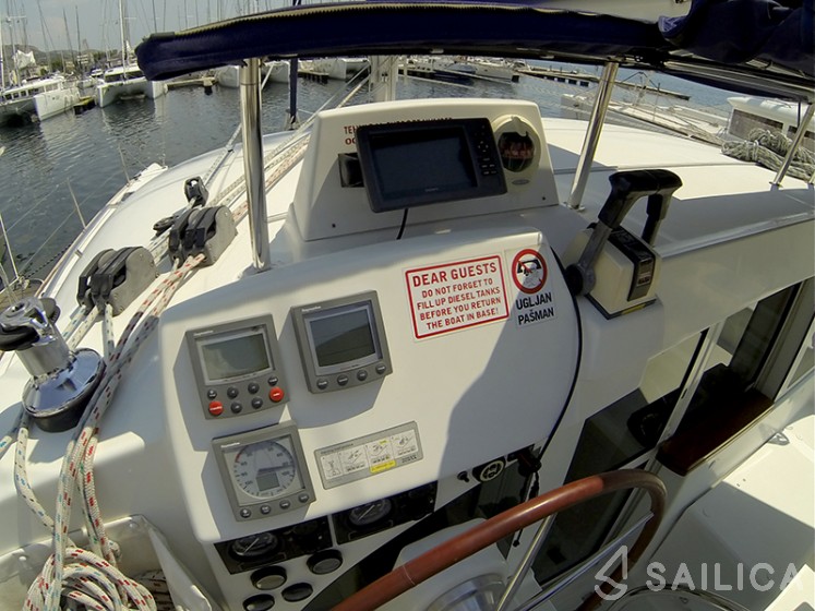 Lagoon 380 - Yacht Charter Sailica