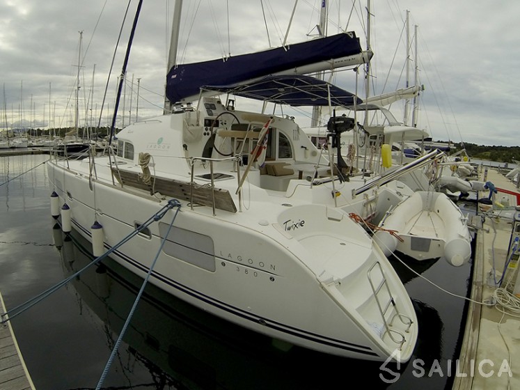 Lagoon 380 - Yacht Charter Sailica