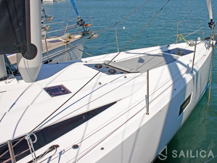 Jeanneau 54 - Yacht Charter Sailica
