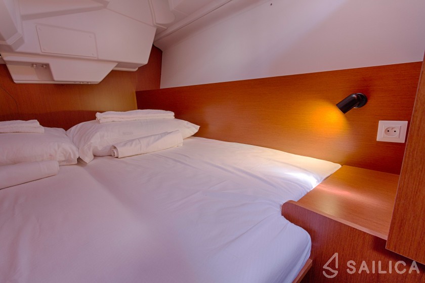 Oceanis 38.1 - Yacht Charter Sailica