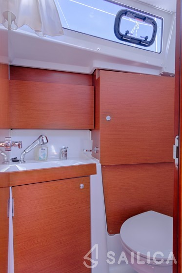 Oceanis 38.1 - Yacht Charter Sailica