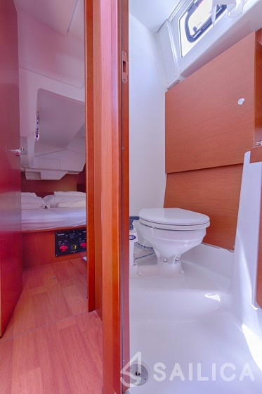 Oceanis 38.1 - Yacht Charter Sailica