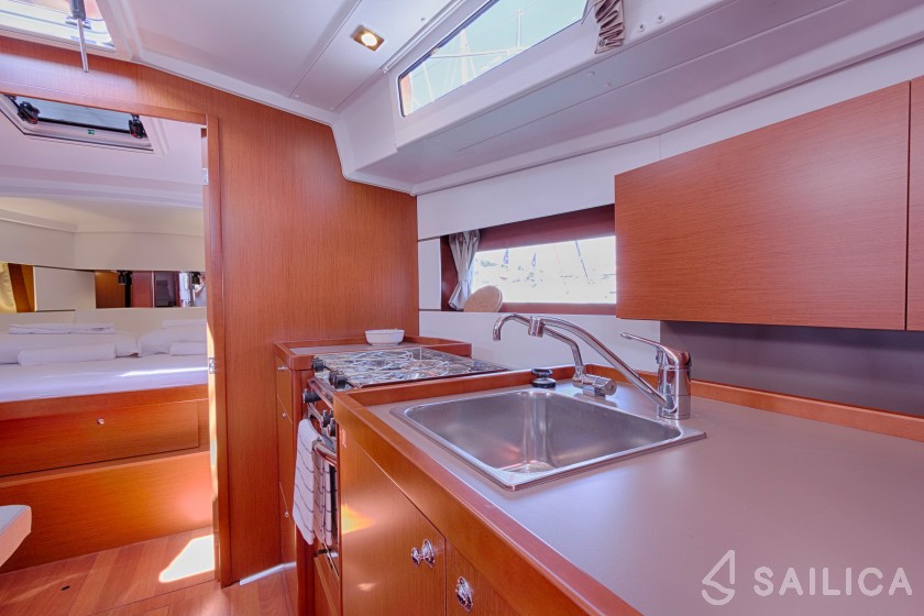 Oceanis 38.1 - Yacht Charter Sailica
