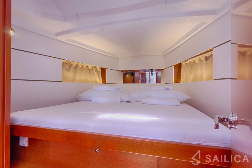 Oceanis 38.1 - Yacht Charter Sailica