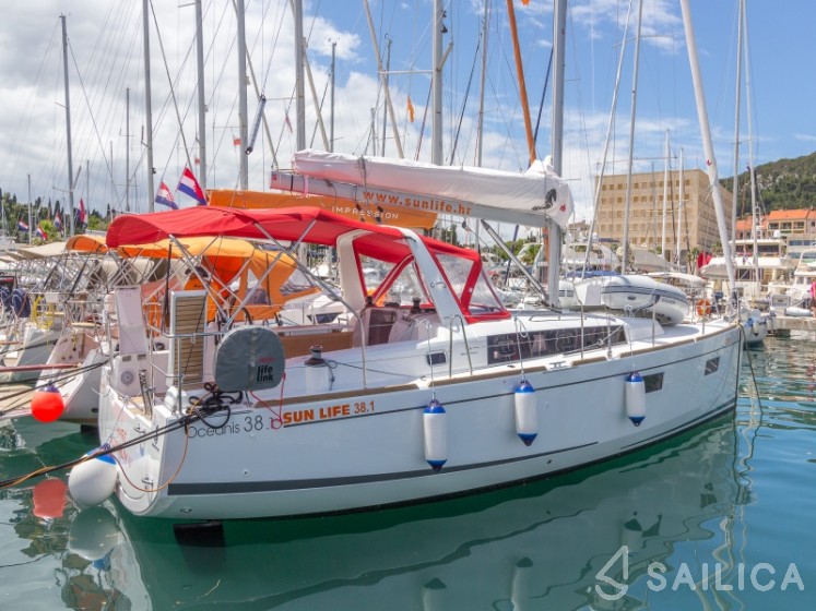 Oceanis 38.1 - Yacht Charter Sailica