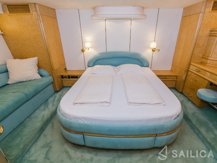 Fairline Squadron 65 - Yacht Charter Sailica
