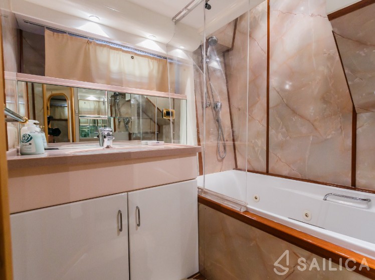 Fairline Squadron 65 - Yacht Charter Sailica