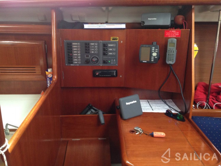 Oceanis 373 - Yacht Charter Sailica
