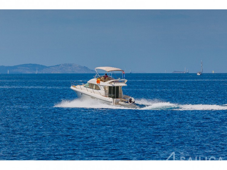 Prestige 36 Fly - Yacht Charter Sailica
