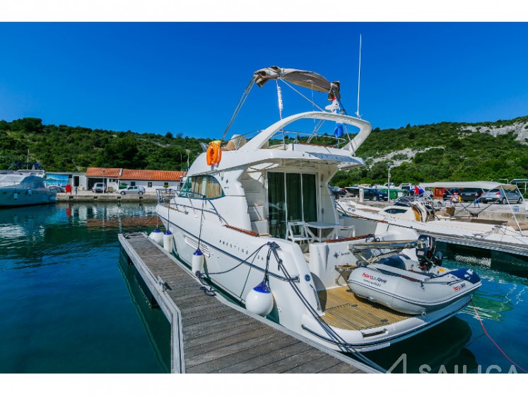Prestige 36 Fly - Yacht Charter Sailica