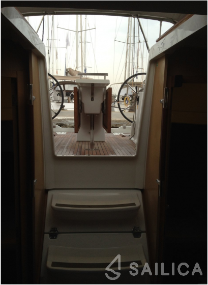 Oceanis 38 - 3 cab. - Yacht Charter Sailica