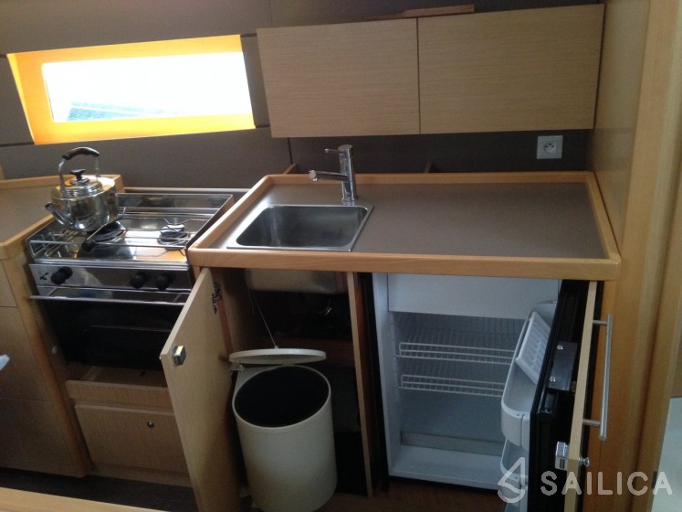 Oceanis 38 - 3 cab. - Yacht Charter Sailica