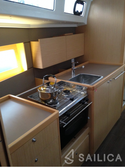 Oceanis 38 - 3 cab. - Yacht Charter Sailica