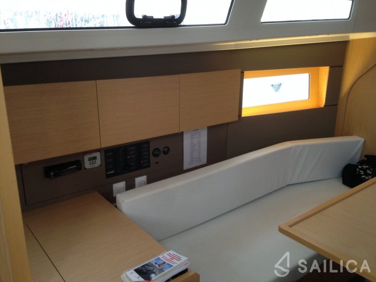 Oceanis 38 - 3 cab. - Yacht Charter Sailica