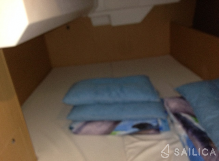 Oceanis 38 - 3 cab. - Yacht Charter Sailica