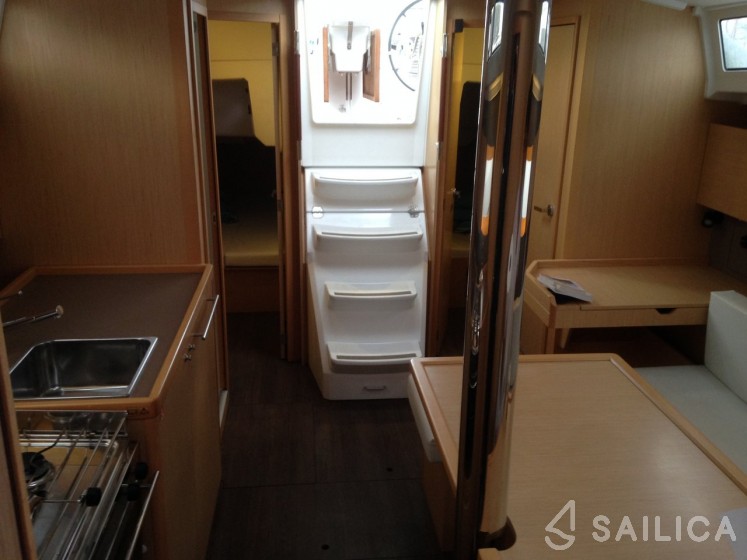 Oceanis 38 - 3 cab. - Yacht Charter Sailica