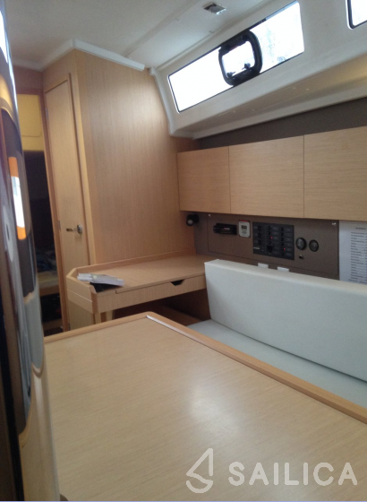 Oceanis 38 - 3 cab. - Yacht Charter Sailica