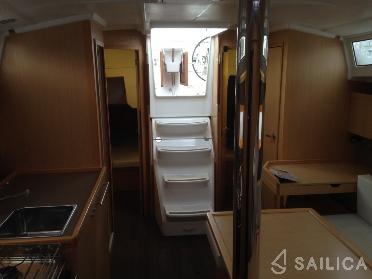 Oceanis 38 - 3 cab. - Yacht Charter Sailica