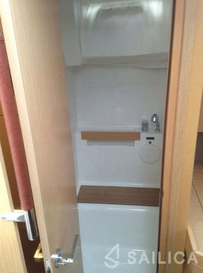Oceanis 38 - 3 cab. - Yacht Charter Sailica