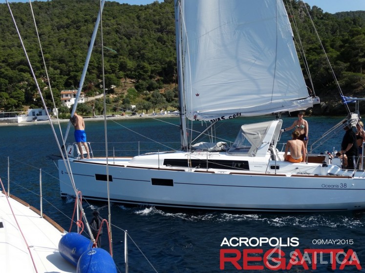 Oceanis 38 - 3 cab. - Yacht Charter Sailica
