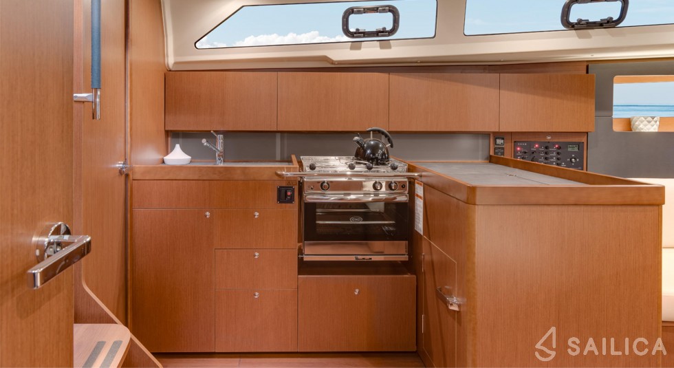 Oceanis 41.1 - Yacht Charter Sailica