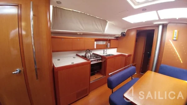 Oceanis 43 - Yacht Charter Sailica